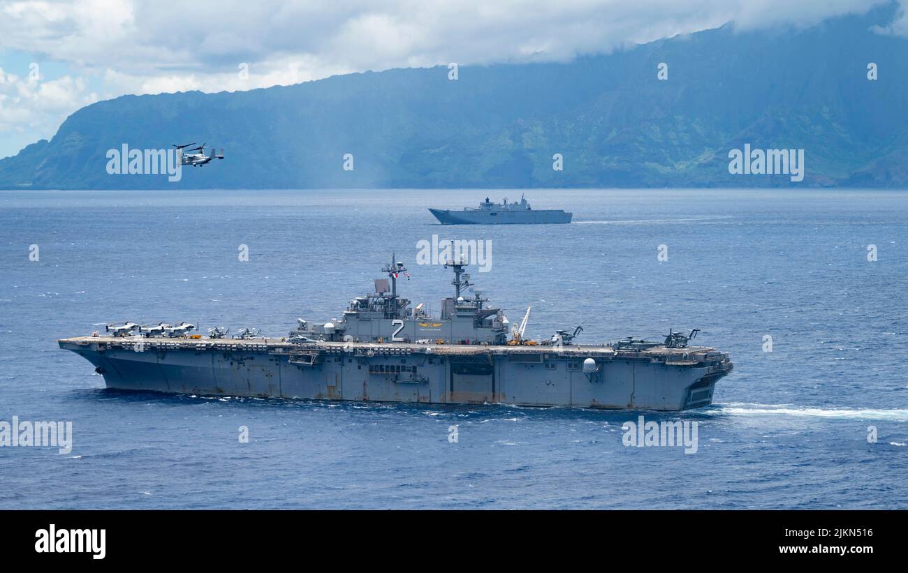 PACIFIC OCEAN (July 29, 2022) U.S. Navy Wasp-class amphibious assault ship USS Essex (LHD 2), front, and Royal Australian Navy Canberra-class landing helicopter dock HMAS Canberra (L02) transit the Pacific Ocean during Rim of the Pacific (RIMPAC) 2022, July 29, during an amphibious raid. Twenty-six nations, 38 ships, three submarines, more than 170 aircraft and 25,000 personnel are participating in RIMPAC from June 29 to Aug. 4 in and around the Hawaiian Islands and Southern California. The world's largest international maritime exercise, RIMPAC provides a unique training opportunity while fos Stock Photo