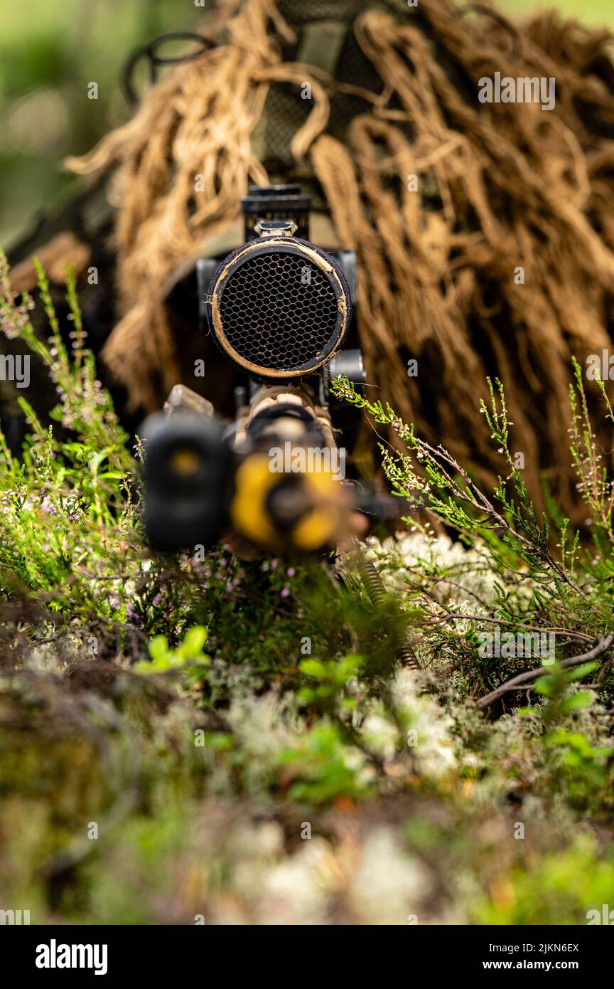 British soldiers assigned to the 2nd Battalion, Rifles Regiment, set up a sniper position during Vigilant Fox, a joint training exercise that included Finnish soldiers, U.S. Soldiers with 3rd Armored Brigade Combat Team, 4th Infantry Division, and British soldiers, at Niinisalo, Finland, July 27, 2022. The 3/4th ABCT is among other units assigned to the 1st Infantry Division, proudly working alongside NATO allies and regional security partners to provide combat-credible forces to V Corps, America's forward deployed corps in Europe. (U.S. Army photo by Capt. Tobias Cukale) Stock Photo