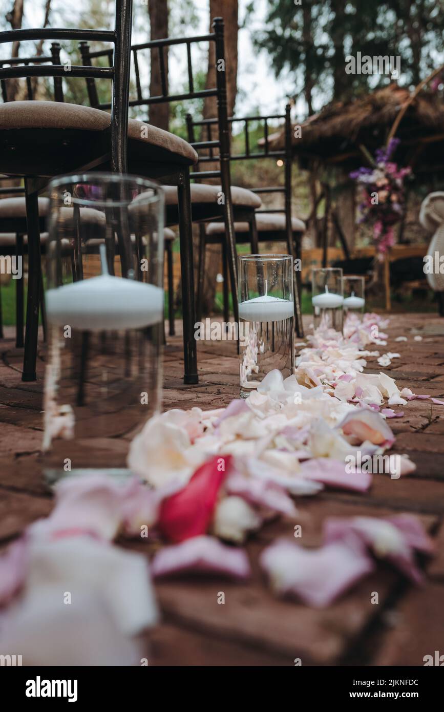 Rose petals and candles hi-res stock photography and images - Alamy