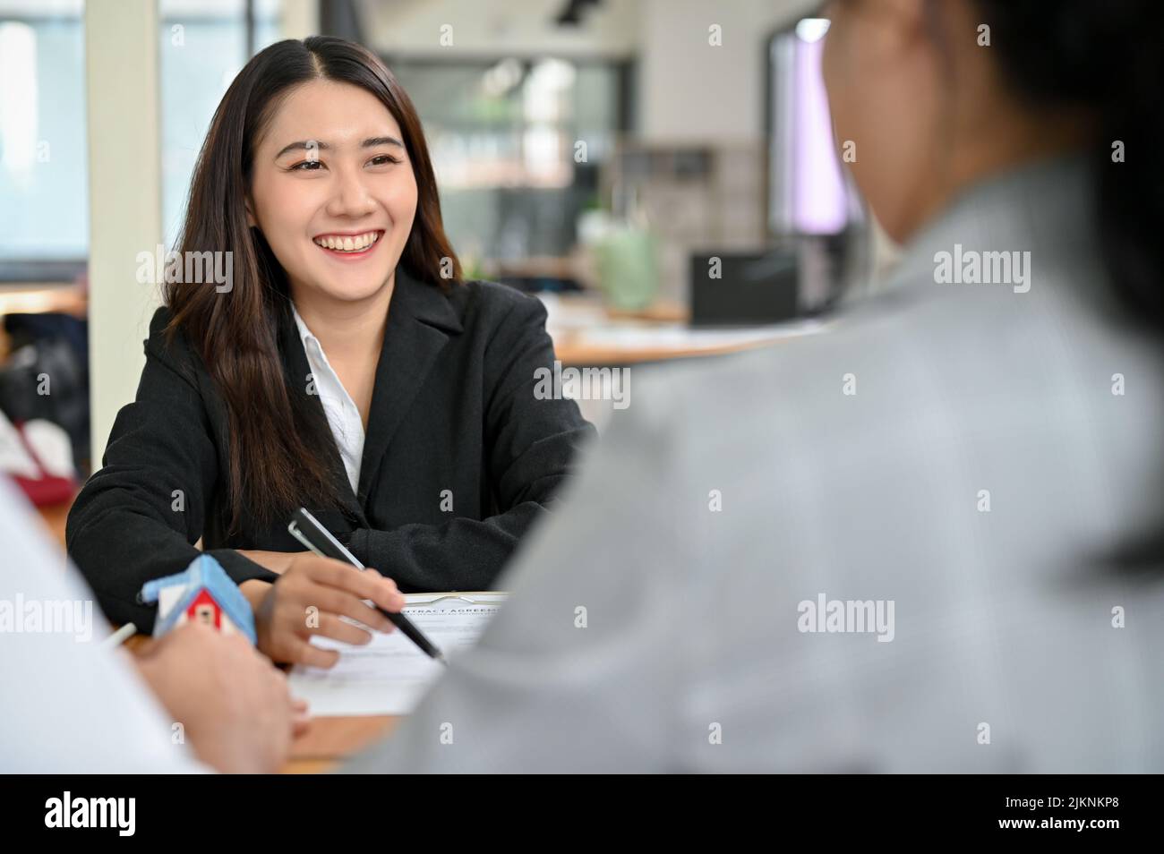 Колл центр команда. Девушка оператор азиатка. Колл центр азиатка. Азиатская бизнес леди. Asia agent.