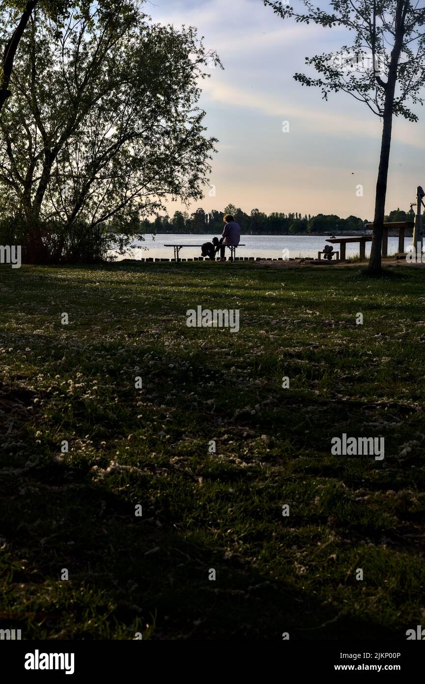 Man sitting alone on a bench hi-res stock photography and images - Alamy