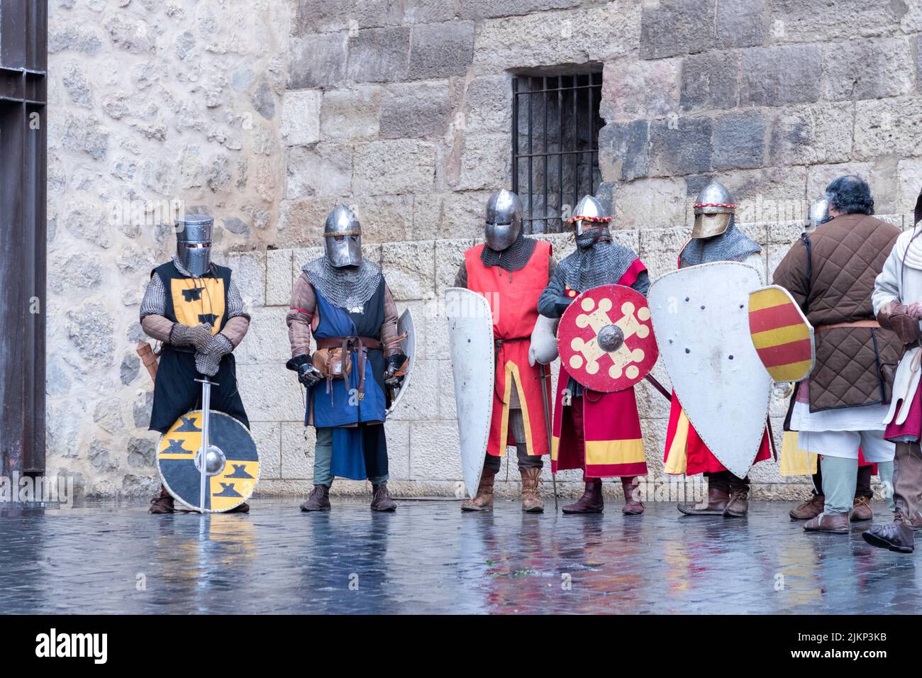 varios guerreros preparados para escenificar un combate medieval Stock Photo