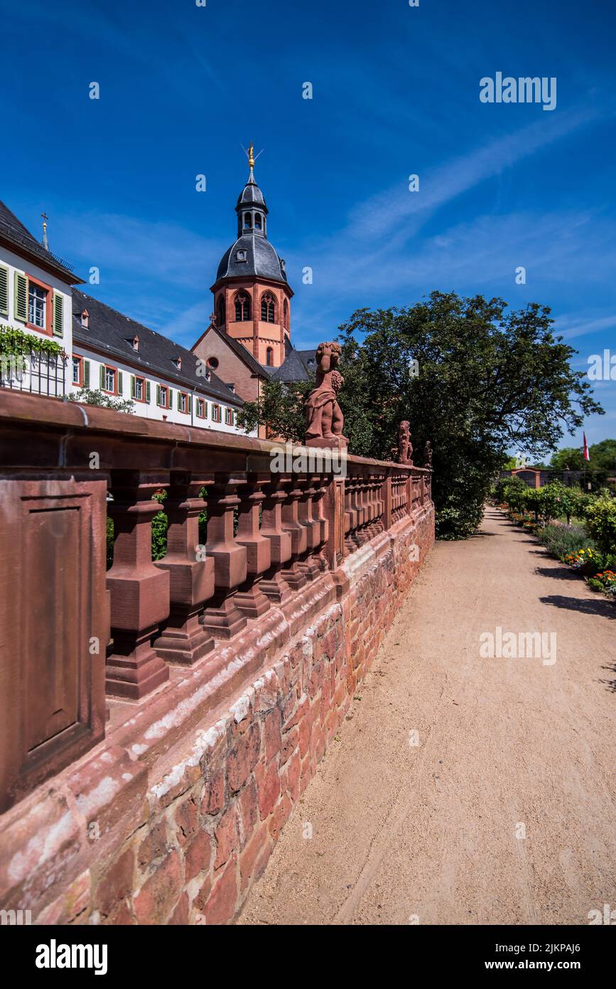 Klostergarten und Basilika in Seligenstadt am Main Stock Photo