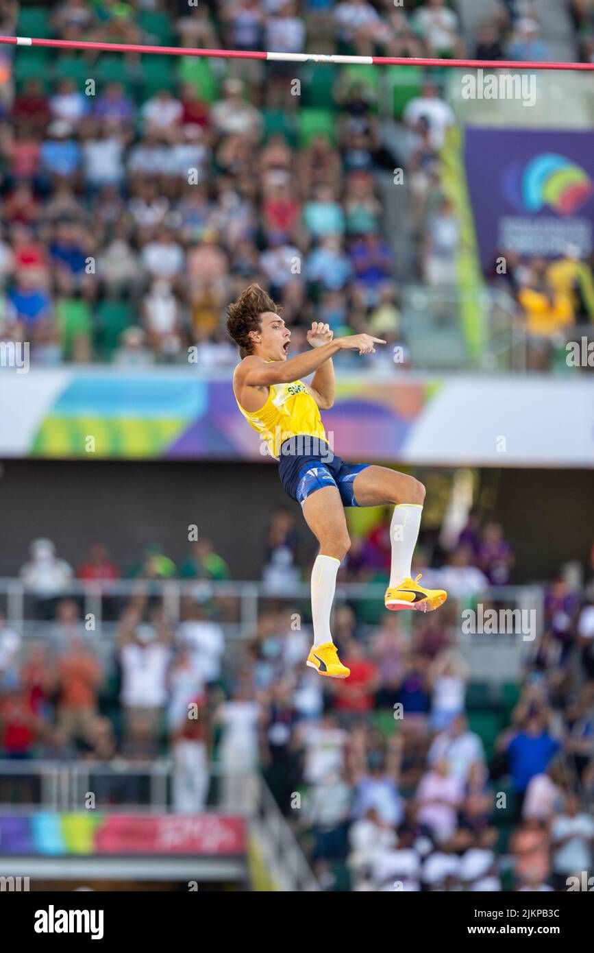 Mondo Duplantis (SWE) wins the pole vault in a world record height of