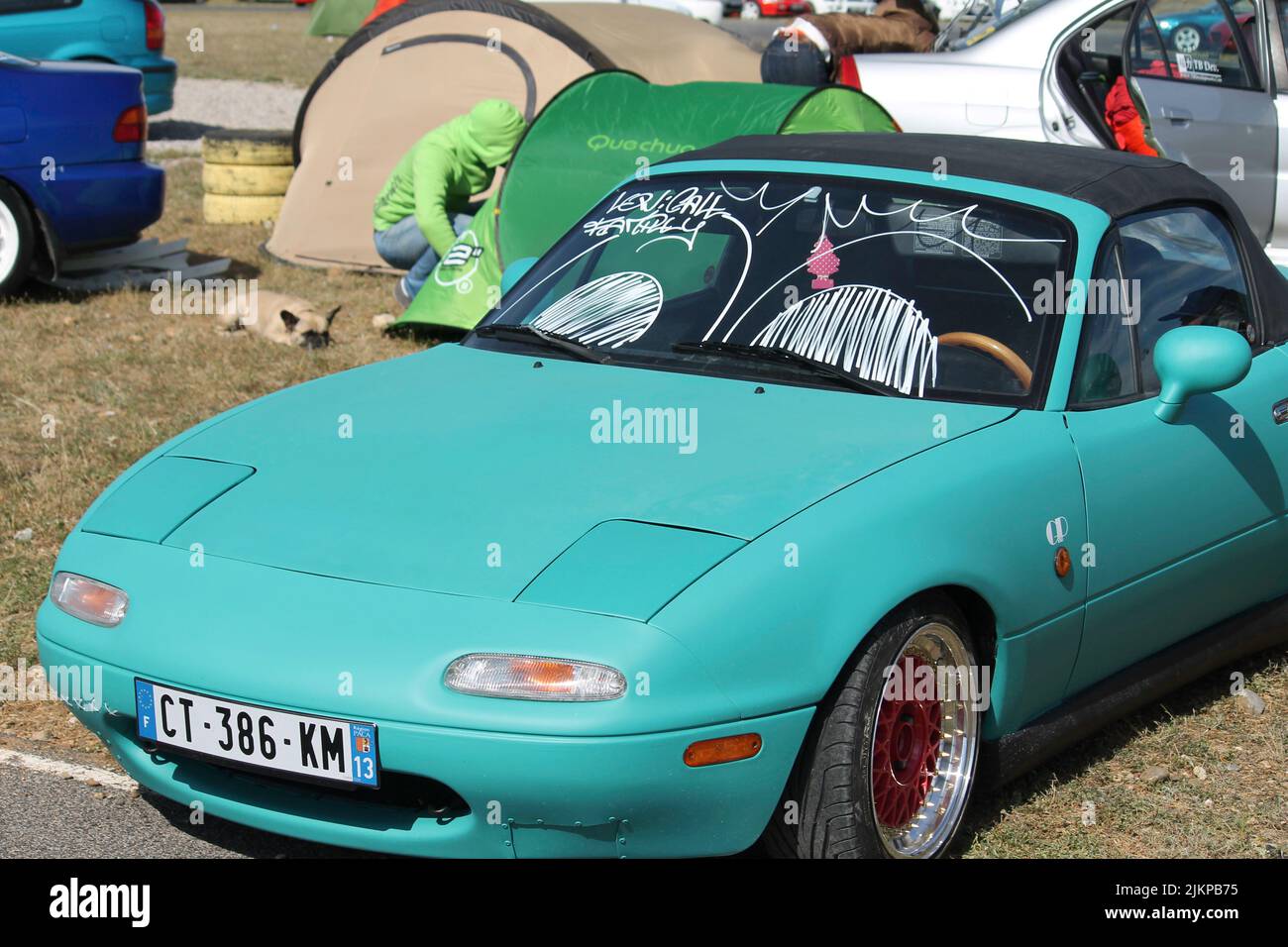 Auto, Mazda MX-5 Cabrio, Baujahr 2001-Licht blau-Metallic, zeigen Sie im  Motorraum, Motor, Technik/Zubehör, Ac Stockfotografie - Alamy