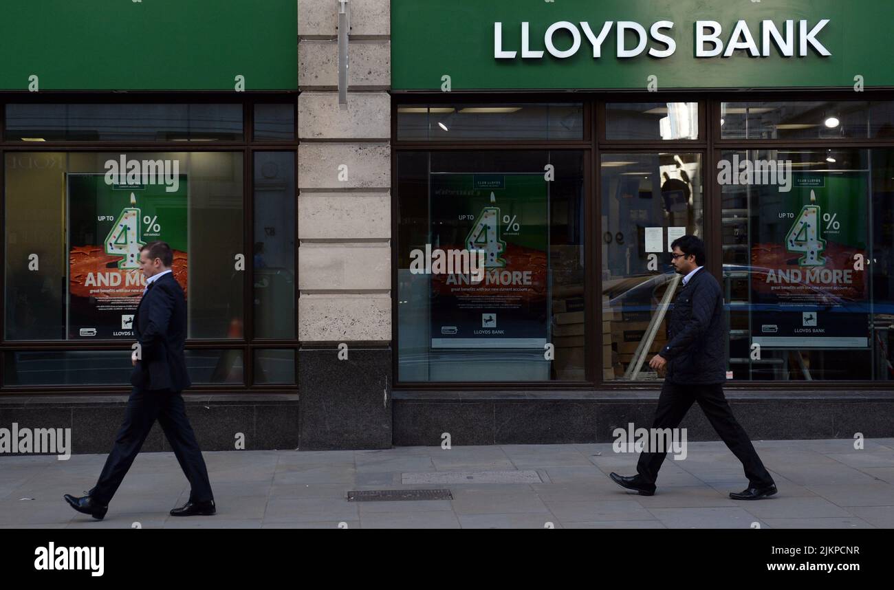File photo dated 28/10/14 of a branch of Lloyds Bank in the City of London. Lloyds Bank is warning that it has seen a surge in ticket scam reports, ahead of the new football season. Reported cases of football ticket scams increased by more than two-thirds (68%) between January and June this year, compared with July to December 2021, with victims losing £410 on average, the bank said. The figures were based on analysis of purchase scams reported by Lloyds Banking Group customers. Issue date: Wednesday August 3, 2022. Stock Photo