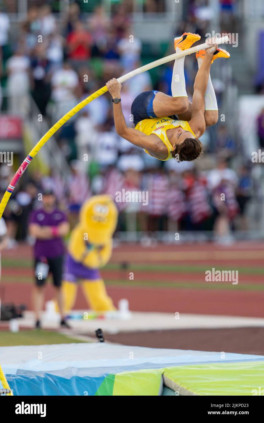 Mondo Duplantis (SWE) wins the pole vault in a world record height of