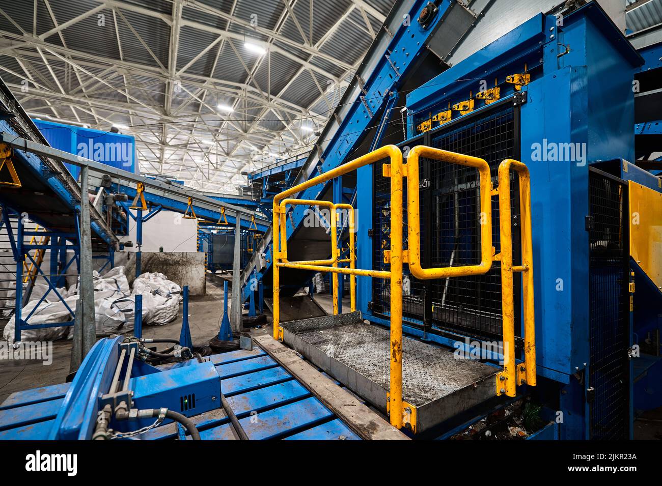 Machine for compacting household waste. Compaction of garbage into