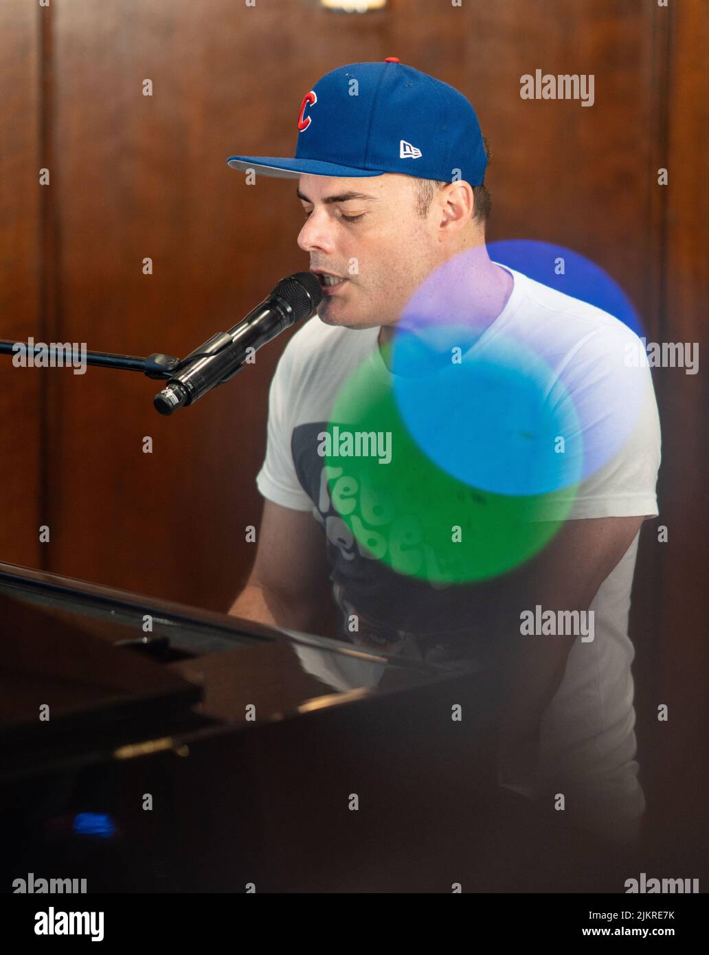 03 August 2022, Hessen, Frankfurt/Main: Canadian singer, guitarist and  pianist Marc Martel, photographed at the piano in a Frankfurt bar during a  press event. With his show "One Vision of Queen feat.