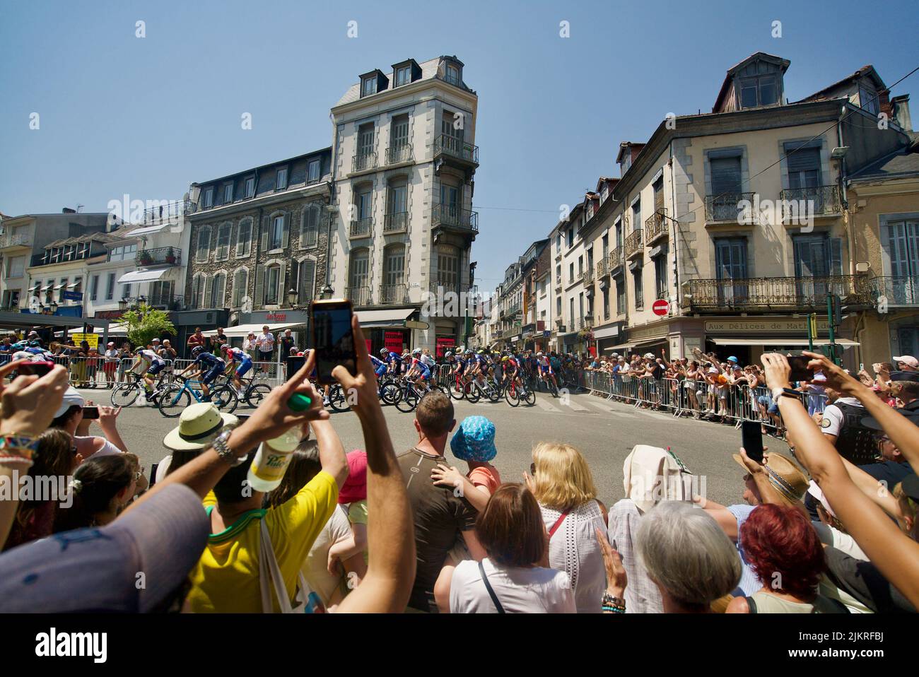 Crowds of spectators gather at the start of the 2022 Tour de France Stage 18: Lourdes > Hautacam) Départ de la course, Lourdes, foule de spectateurs. Stock Photo
