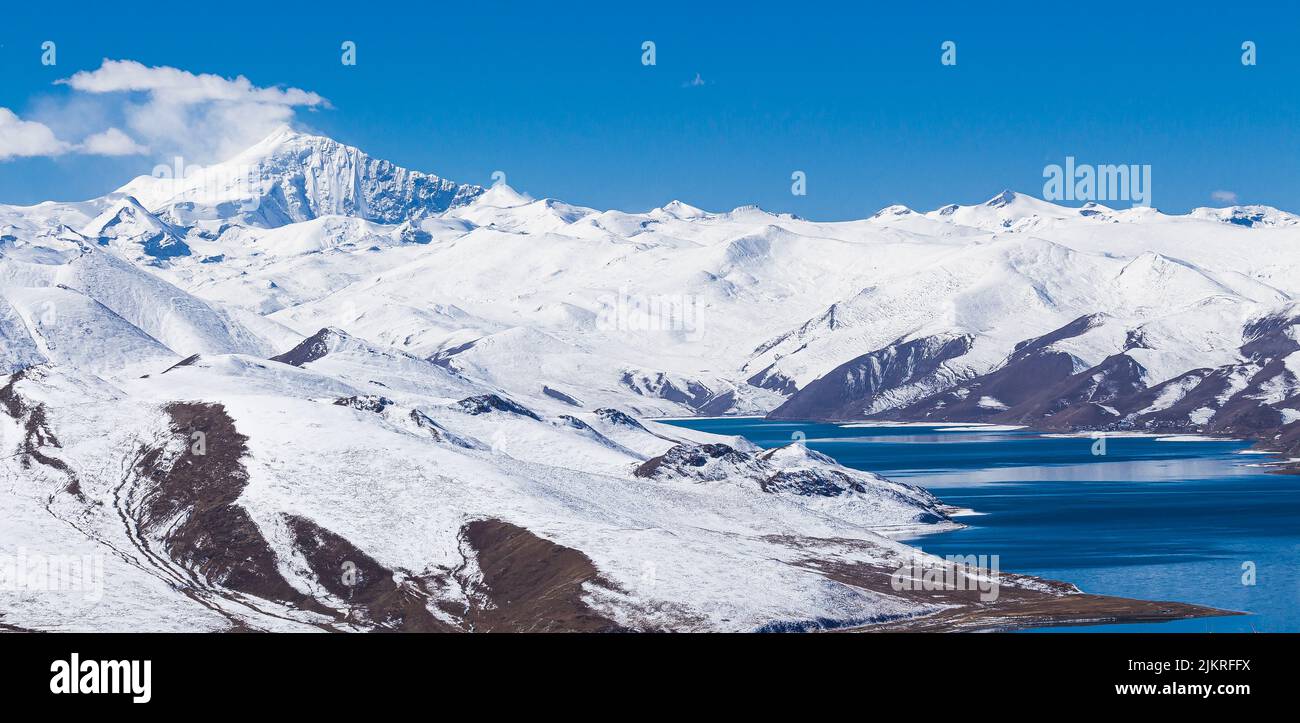 Yamdrok lake is a freshwater lake located in Nangartse County, Shannan Prefecture, about 170 km (110 mi) southwest of Lhasa, capital of Tibet in China Stock Photo