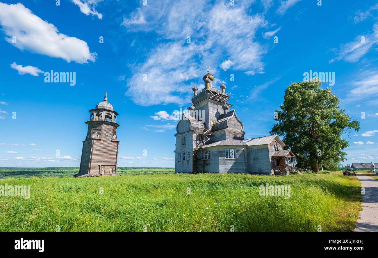 Arkhangelsk region, the village of Turchasovo near Onega River. the old wooden Church of the Transfiguration of 1786 and the bell tower of 1793. again Stock Photo