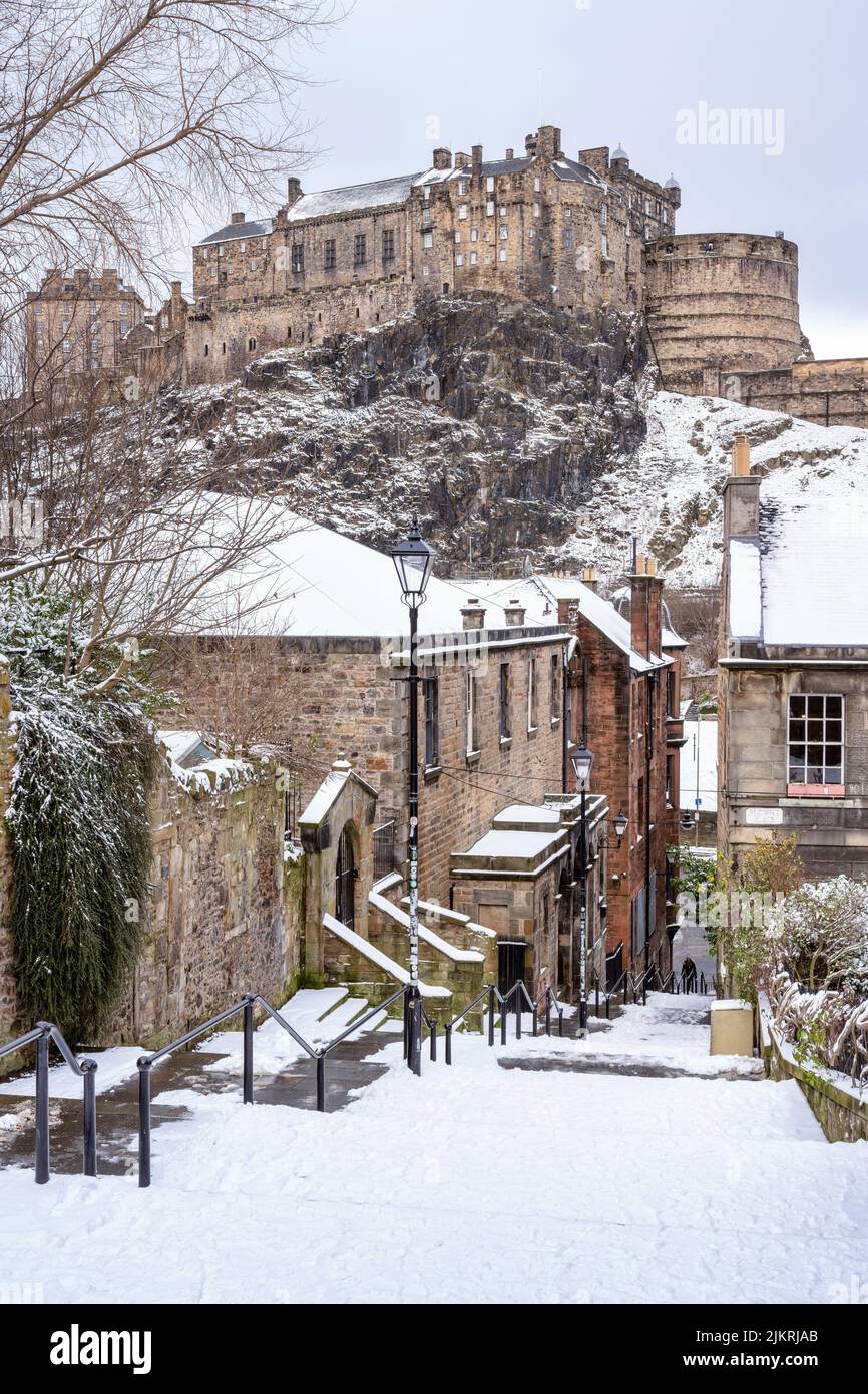 Edinburgh Castle with a carpet of snow viewed from the Vennel in Edinburgh Old Town, Scotland, UK Stock Photo