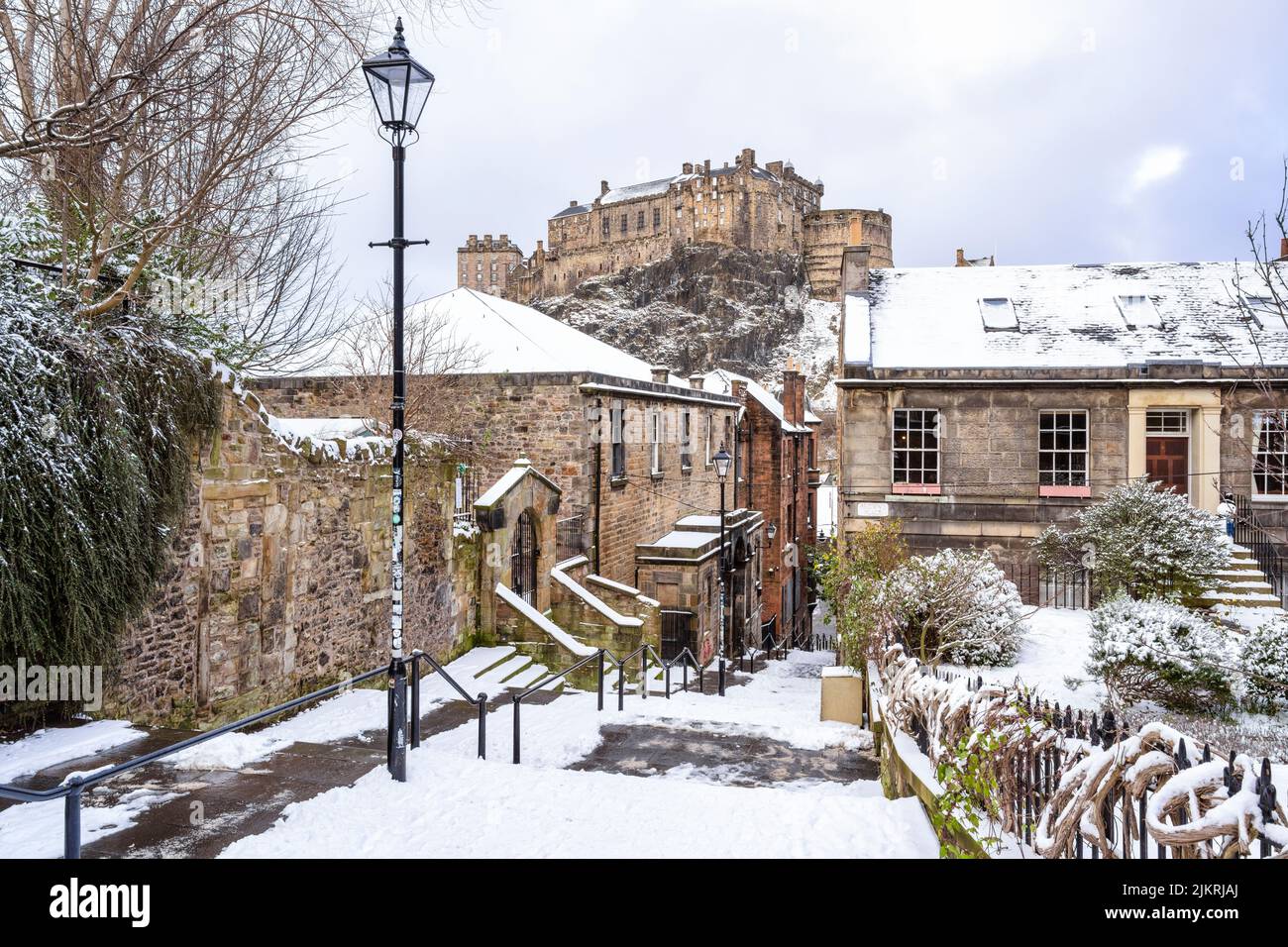 Edinburgh Castle with a carpet of snow viewed from the Vennel in Edinburgh Old Town, Scotland, UK Stock Photo