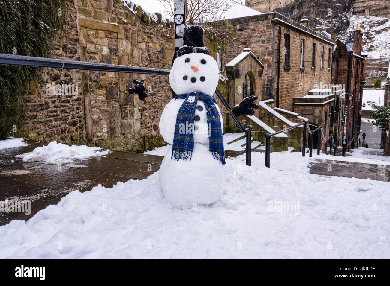 Snowman on the Vennel in Edinburgh Old Town, Scotland, UK Stock Photo