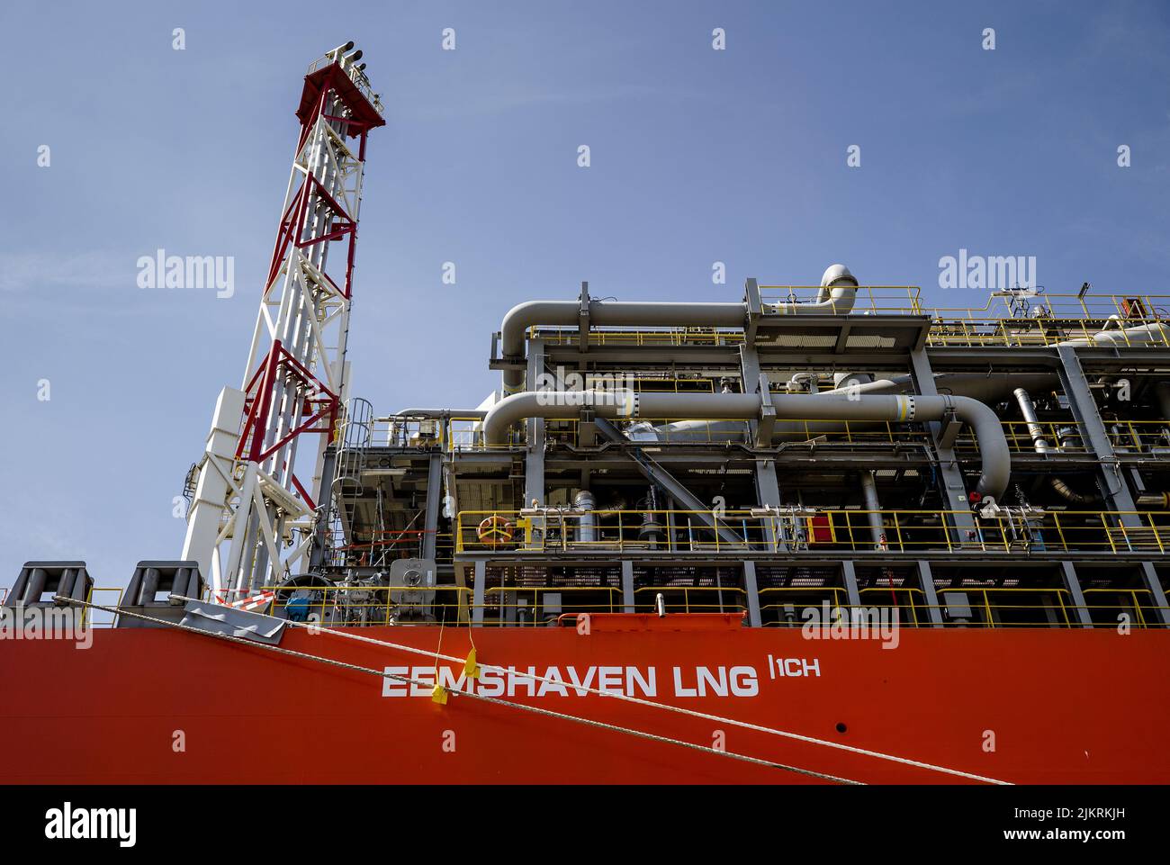 2022-08-03 13:10:36 ROTTERDAM - A floating LNG factory in the port of ...