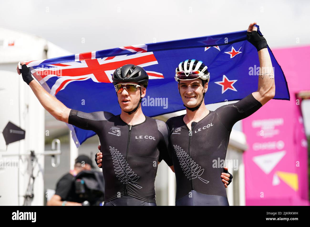 New Zealand's Samuel Gaze (right) wins gold and Ben Oliver takes silver in Men's Cross-country final at Cannock Chase on day six of the 2022 Commonwealth Games. Picture date: Wednesday August 3, 2022. Stock Photo