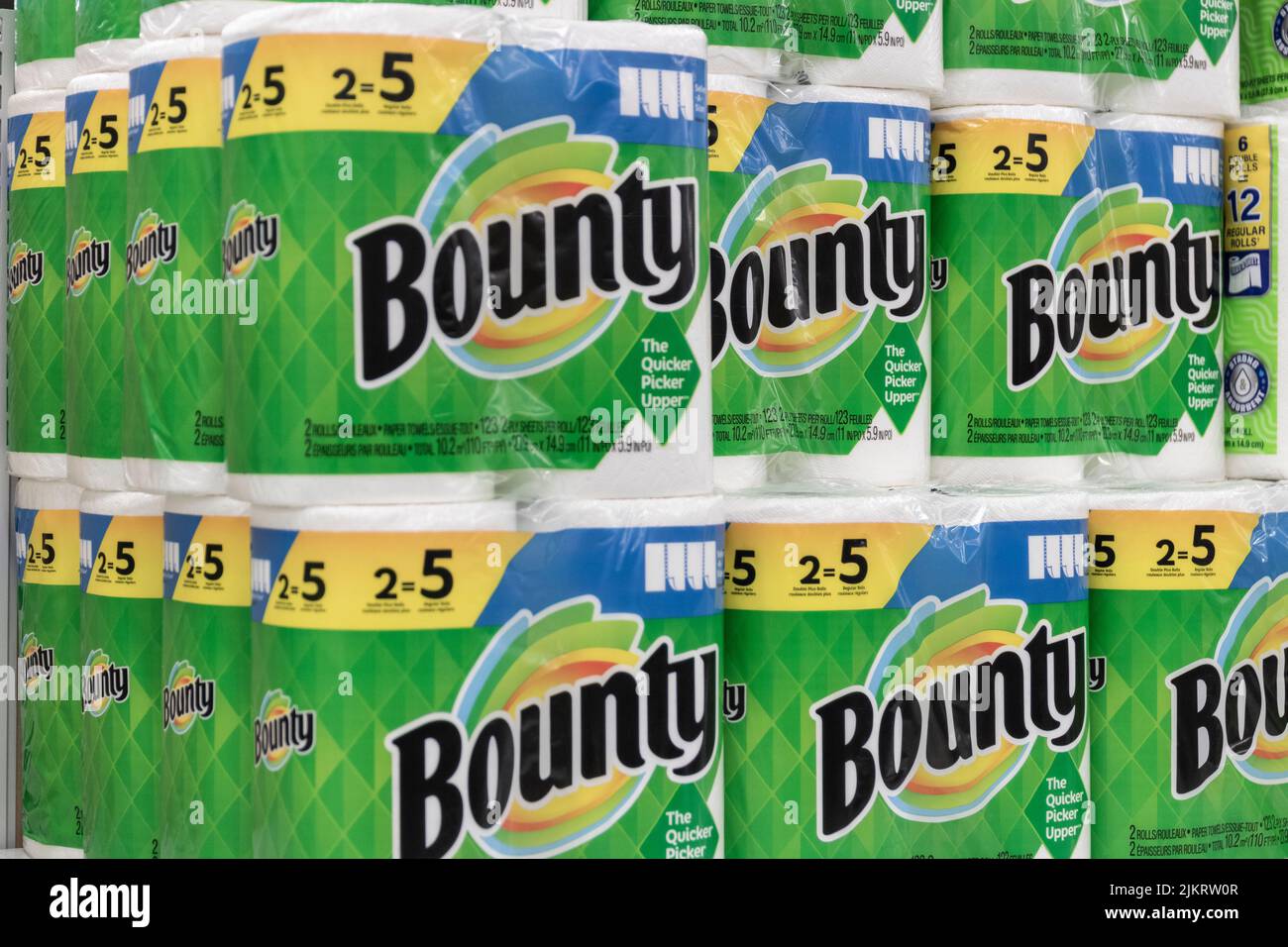 Indianapolis - Circa July 2022: Bounty paper towel display. Bounty is a paper towel product manufactured by Procter & Gamble (P&G). Stock Photo