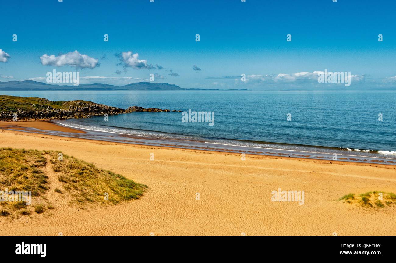 RED POINT BEACH ROSS AND CROMARTY SCOTLAND A RED SANDY BEACH WITH SKYE IN THE DISTANCE Stock Photo