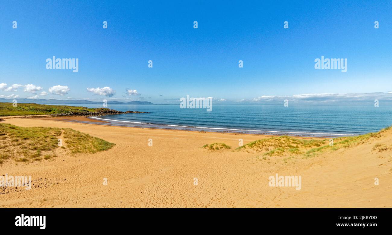RED POINT BEACH ROSS AND CROMARTY SCOTLAND BLUE SEA AND SKY AND EXTENSIVE RED SANDY BEACH IN SUMMER Stock Photo