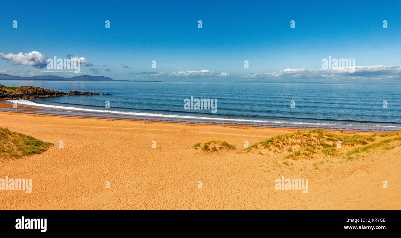 RED POINT BEACH ROSS AND CROMARTY SCOTLAND BLUE SEA AND SKY WITH GRASS COVERED DUNES IN SUMMER Stock Photo