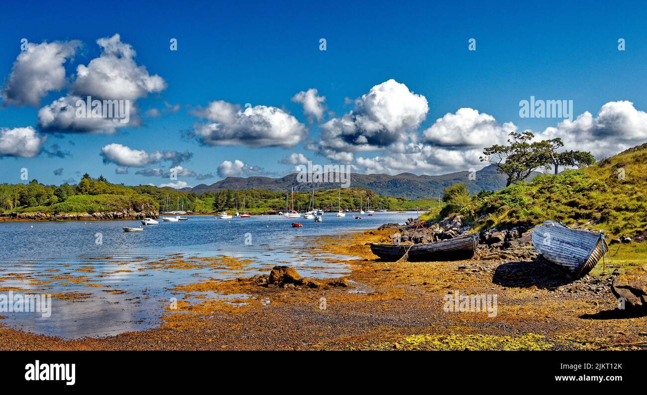 BADACHRO ROSS AND CROMARTY SCOTLAND VIEW OF THE BAY WITH MOORED YACHTS ORANGE SEAWEED IN SUMMER Stock Photo