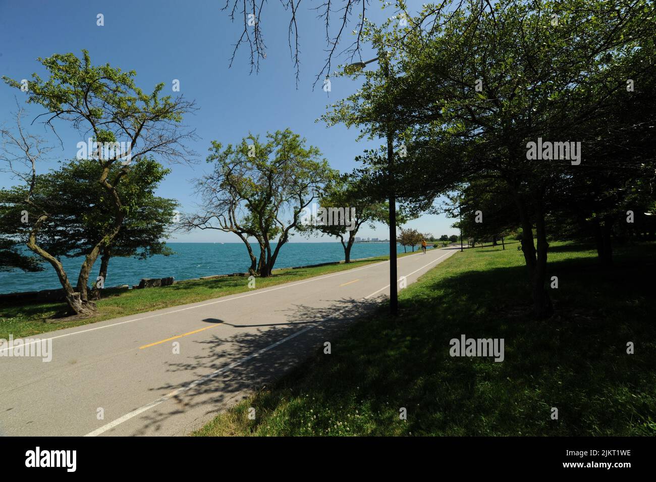 Chicago lakefront bike path Stock - Chicago Lakefront Bike Path 2JKT1WE