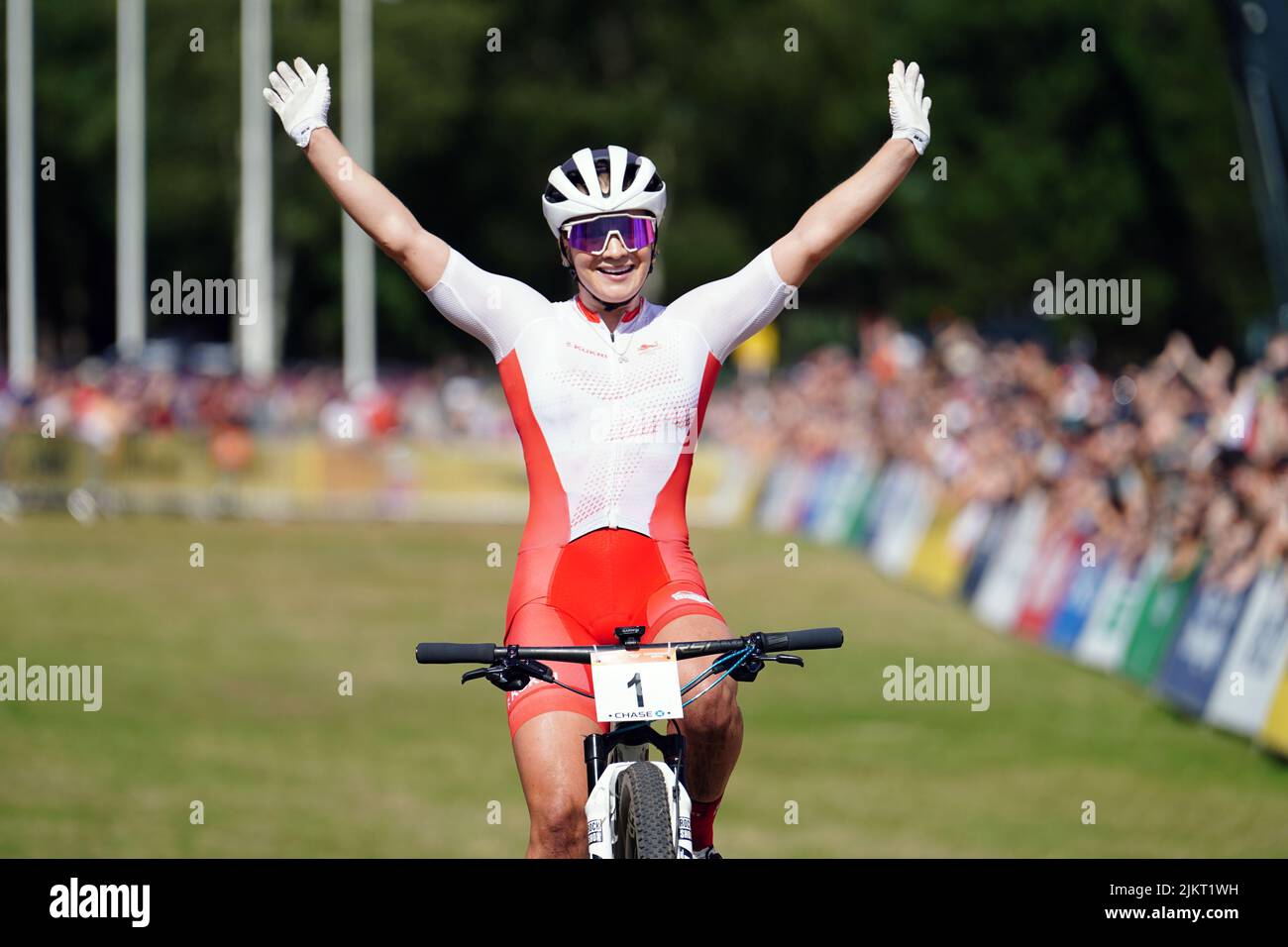 England's Evie Richards celebrates winning gold in the Women's Cross-country final at Cannock Chase on day six of the 2022 Commonwealth Games. Picture date: Wednesday August 3, 2022. Stock Photo