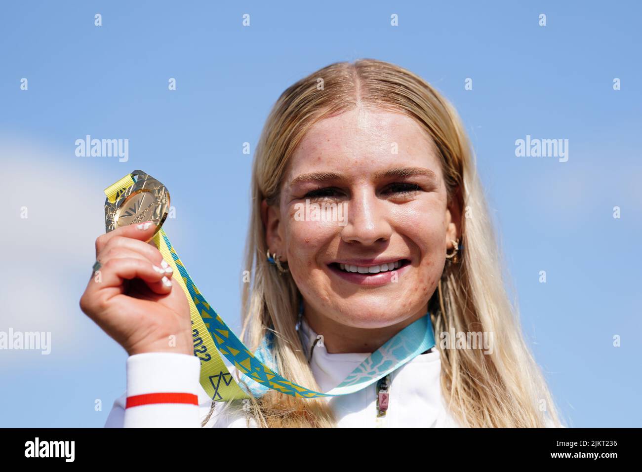England's Evie Richards celebrates on the podium with her gold in the Women's Cross-country final at Cannock Chase on day six of the 2022 Commonwealth Games. Picture date: Wednesday August 3, 2022. Stock Photo