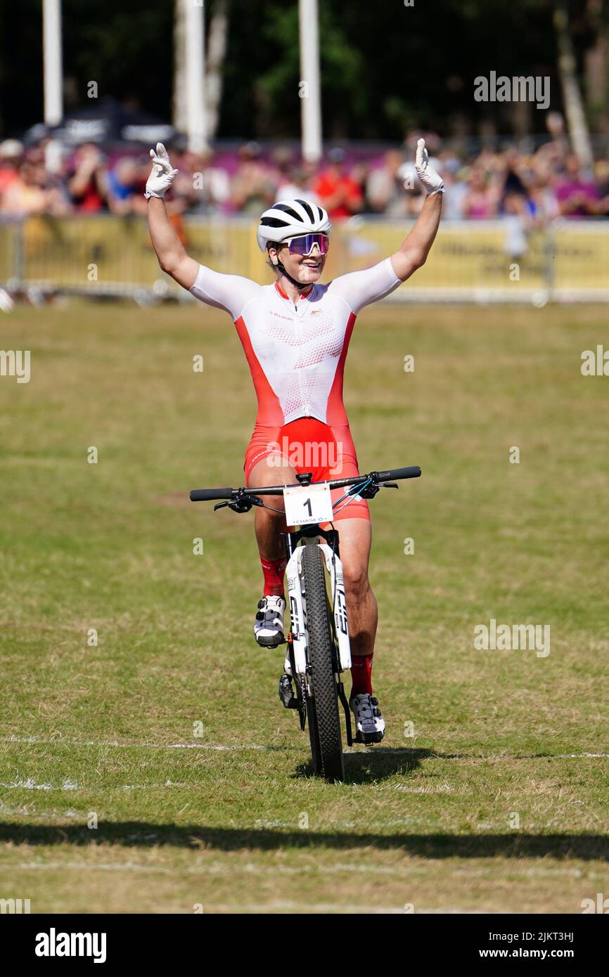 England's Evie Richards celebrates winning gold in the Women's Cross-country final at Cannock Chase on day six of the 2022 Commonwealth Games. Picture date: Wednesday August 3, 2022. Stock Photo