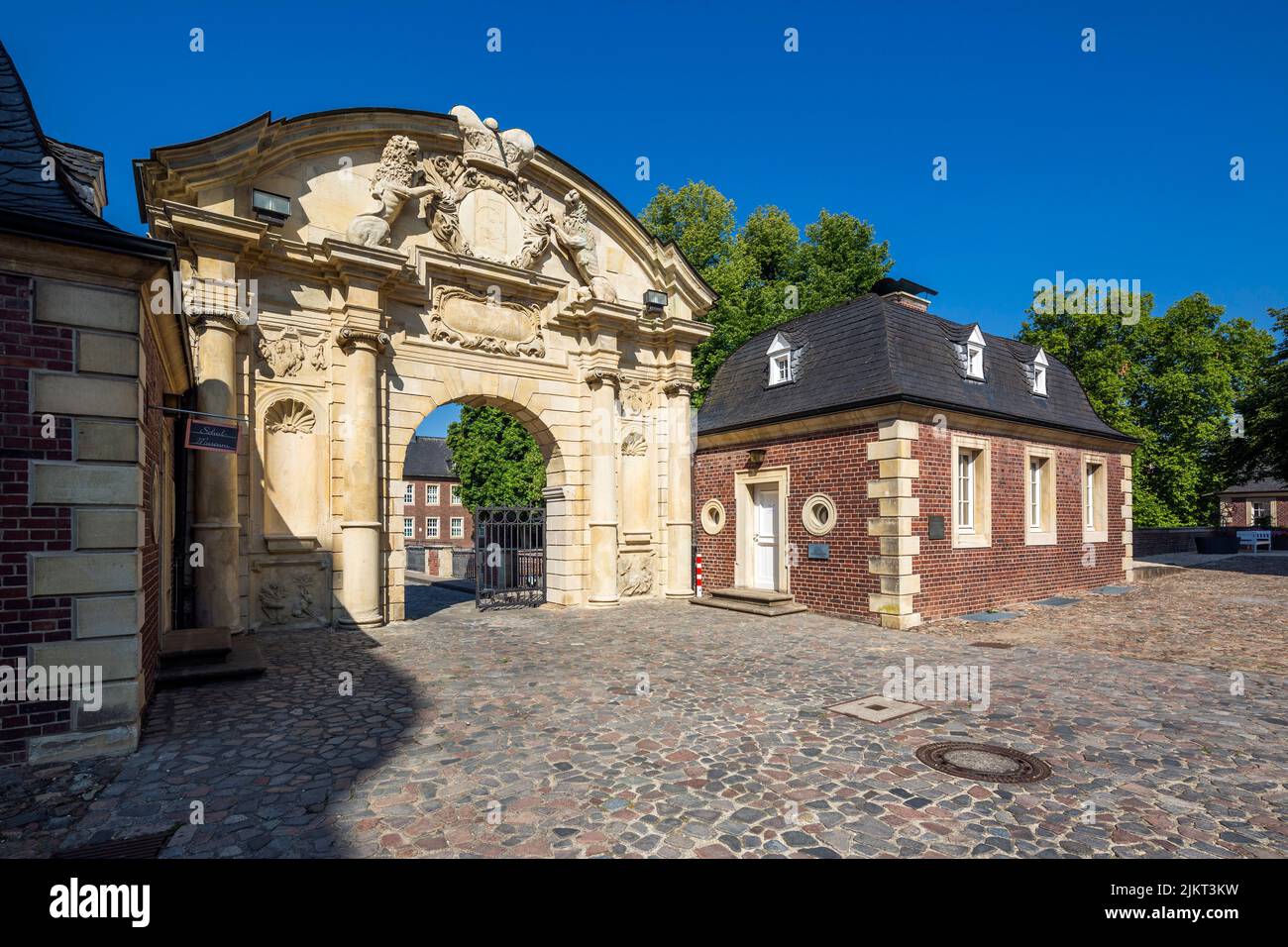 Germany, Ahaus, Westmuensterland, Muensterland, Westphalia, North Rhine-Westphalia, NRW, Ahaus Castle, former residence, nowadays seat of the Technical Academy of Ahaus, moated castle, baroque, triumphal gate with School Museum and Gatehouse Museum Stock Photo