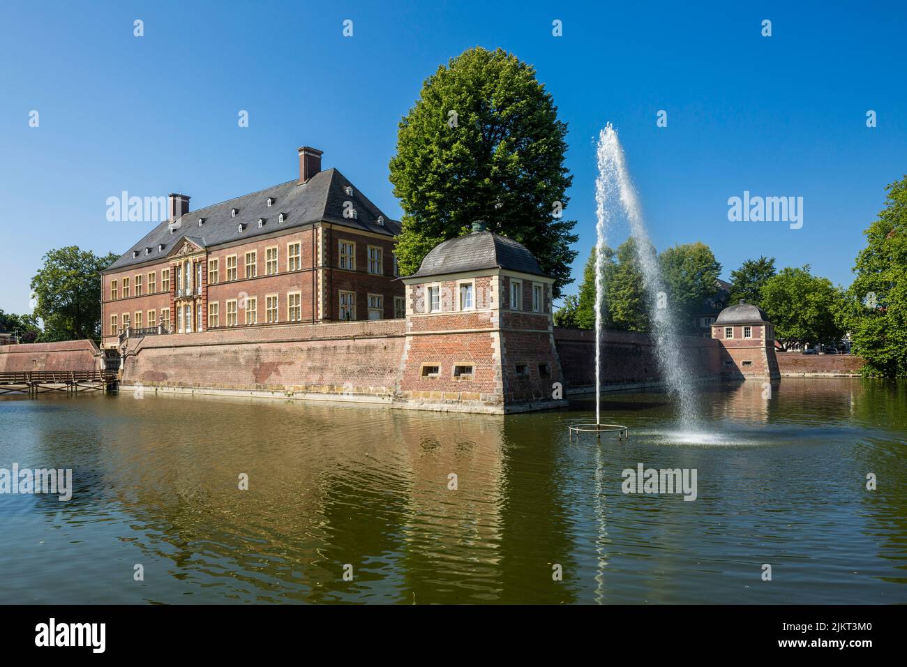 Germany, Ahaus, Westmuensterland, Muensterland, Westphalia, North Rhine-Westphalia, NRW, Ahaus Castle, former residence, nowadays seat of the Technical Academy of Ahaus, moated castle, baroque, water fountain Stock Photo