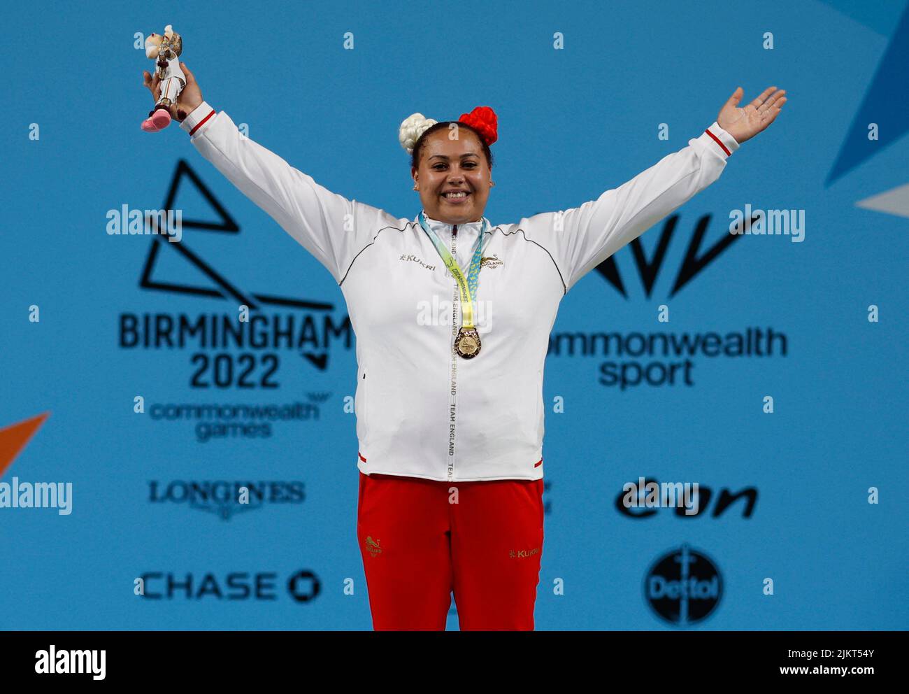 Commonwealth Games - Weightlifting - Women's 87+kg - Medal Ceremony  - The NEC Hall 1, Birmingham, Britain - August 3, 2022 Gold medallist England's Emily Campbell celebrates on the podium REUTERS/Jason Cairnduff Stock Photo