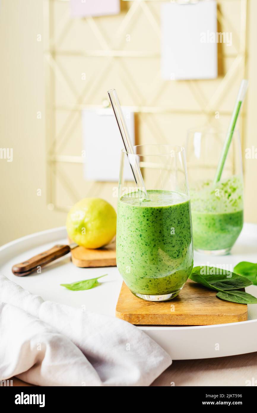 Healthy green smoothie, spinach, kiwi and lemon Stock Photo Alamy