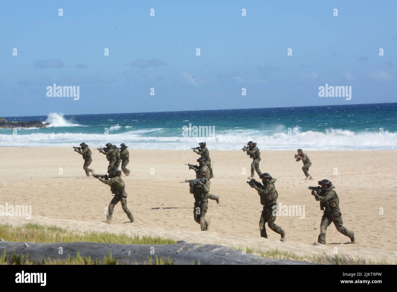 Kaneohe Bay, United States. 01st Aug, 2022. Mexican marines take up positions on the beach during a multinational amphibious assault at the Rim of the Pacific exercise Marine Corps Base Hawaii, August 1, 2022 in Kaneohe Bay, Hawaii, USA. Credit: Cpl. Carolina Gutierrez/US Navy/Alamy Live News Stock Photo