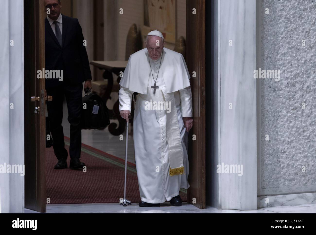 Vatican City, Vatican, 3 August 2022.  Pope Francis arrives walking with his cane at the Wednesday general audience in the Paul VI Hall. Credit: Maria Grazia Picciarella/Alamy Live News Stock Photo