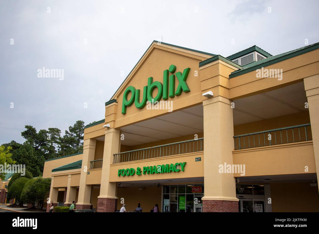 Augusta, Ga USA 08 20 21 Public retail grocery store people at