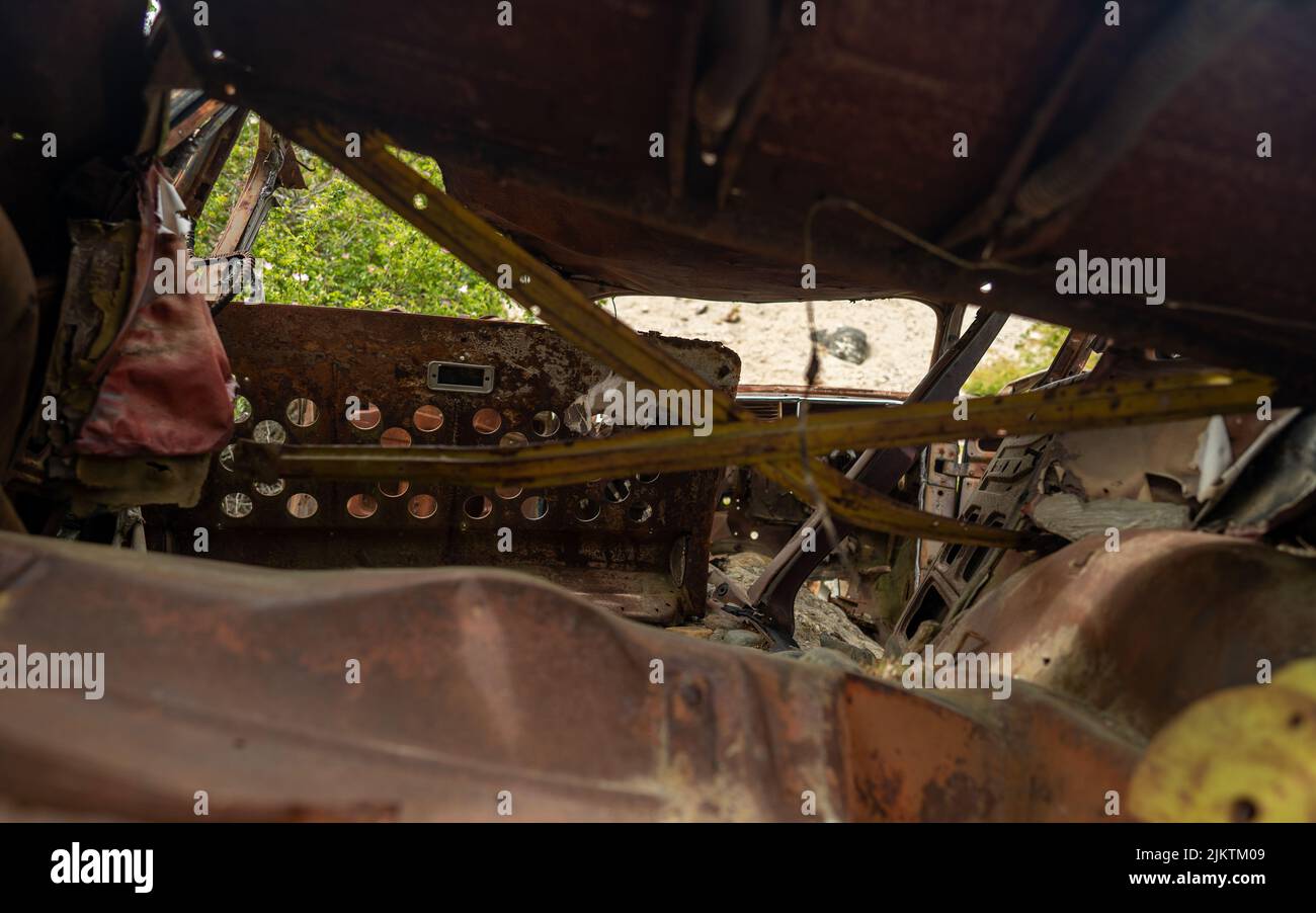 An abandoned broken car in the Bannockburn Bridge, heritage trail Stock Photo