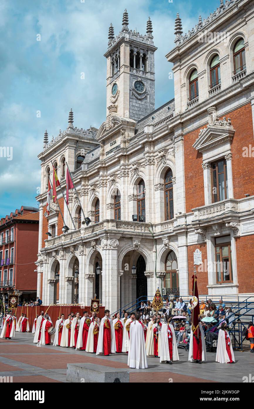 Semana santa, ayuntamiento de Valladolid con procesión de una cofradía durante el domingo de ramos Stock Photo
