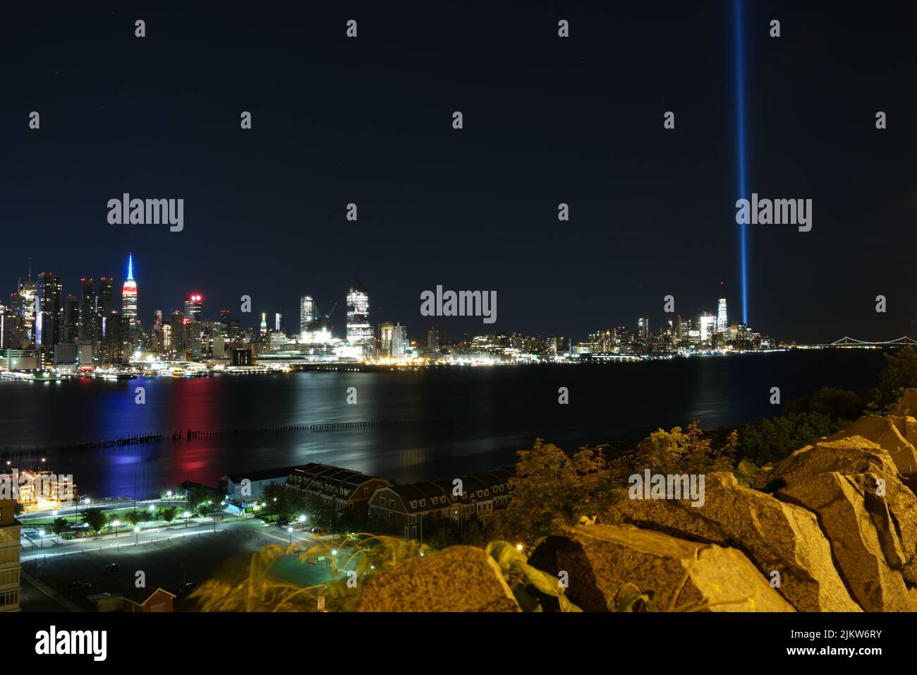 New york skyline blue lights hi-res stock photography and images - Alamy