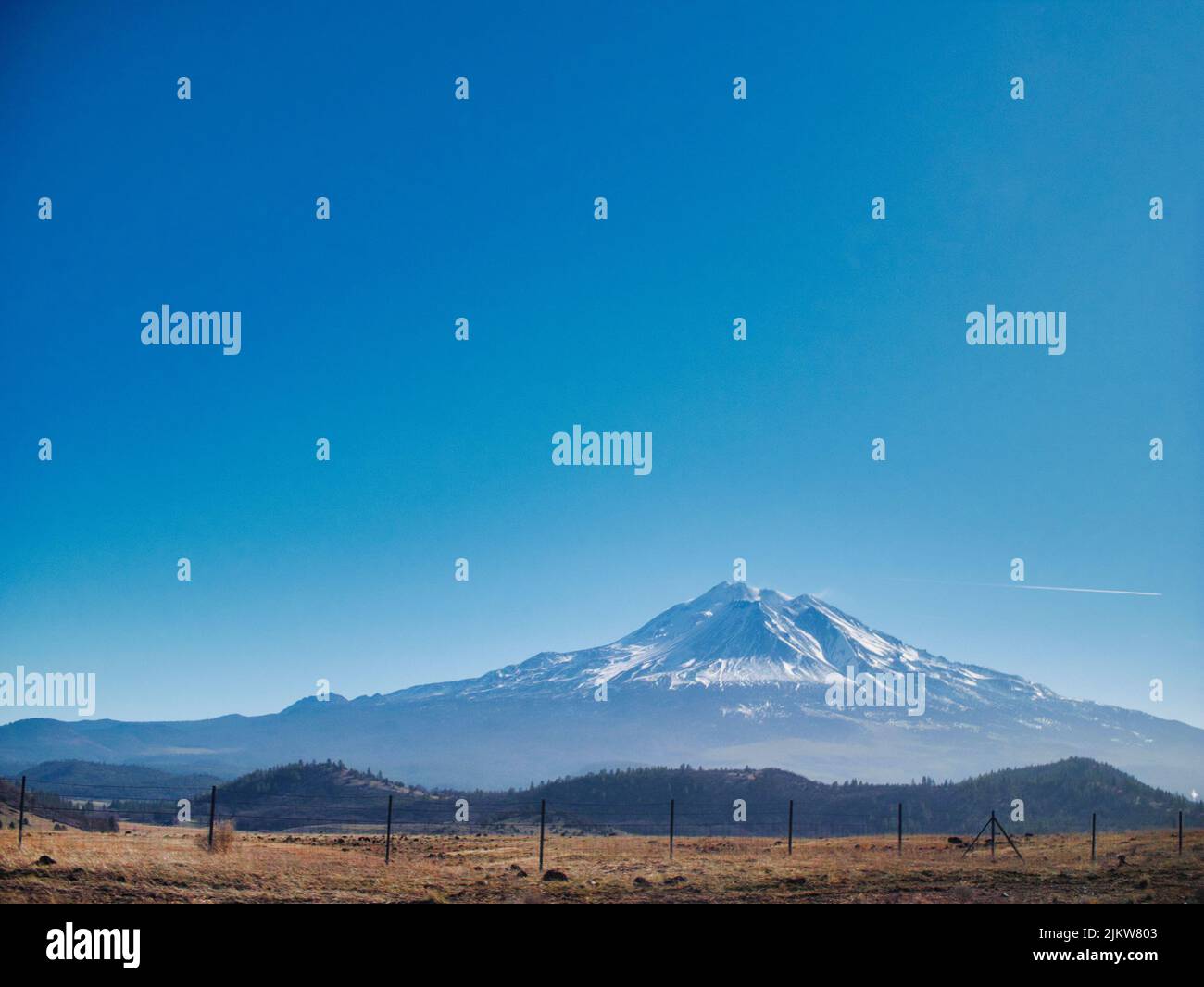 View of mount shasta hi-res stock photography and images - Alamy