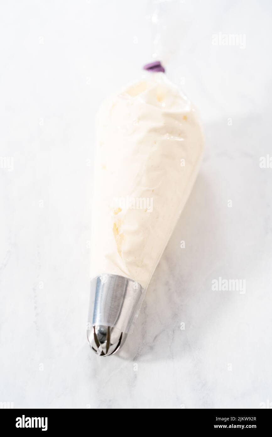 Piping bag hires stock photography and images Alamy