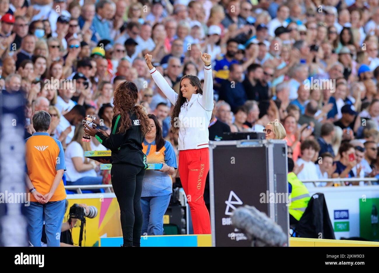 Jade Lally of England receives her silver medal for the women’s discus Stock Photo
