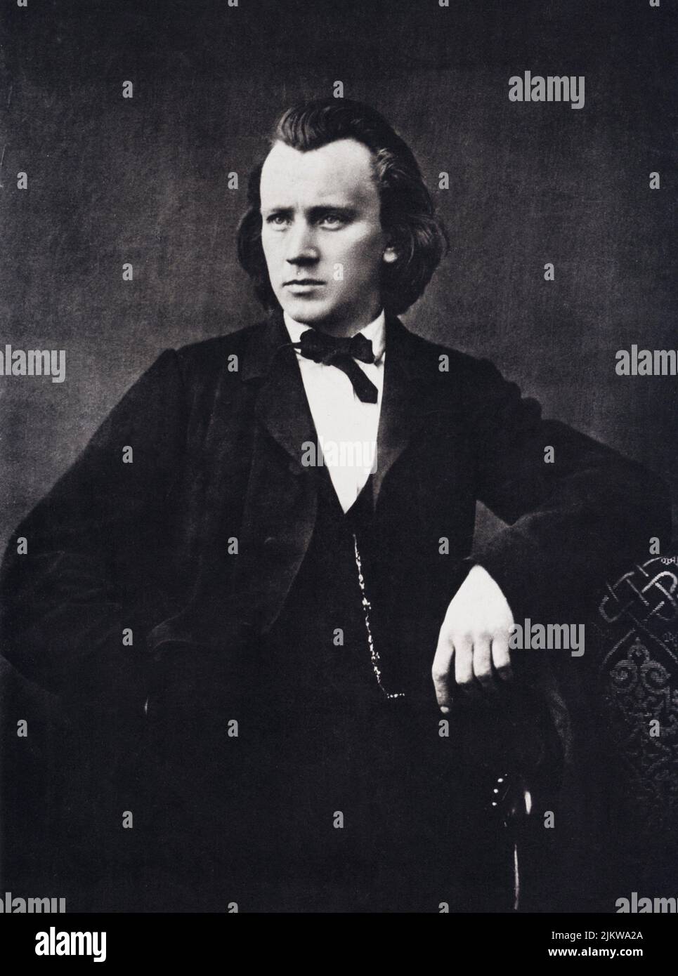 1860 ca. : The celebrated german music composer JOHANNES  BRAHMS ( Hamburg 1833 - Wienn 1897 ) , friend of Schumann and her wife Clara . Photo by M. Frankenstein - MUSICA CLASSICA - CLASSICAL - COMPOSITORE - MUSICISTA - portrait - ritratto  - fiocco - cravatta - tie  ----  Archivio GBB Stock Photo