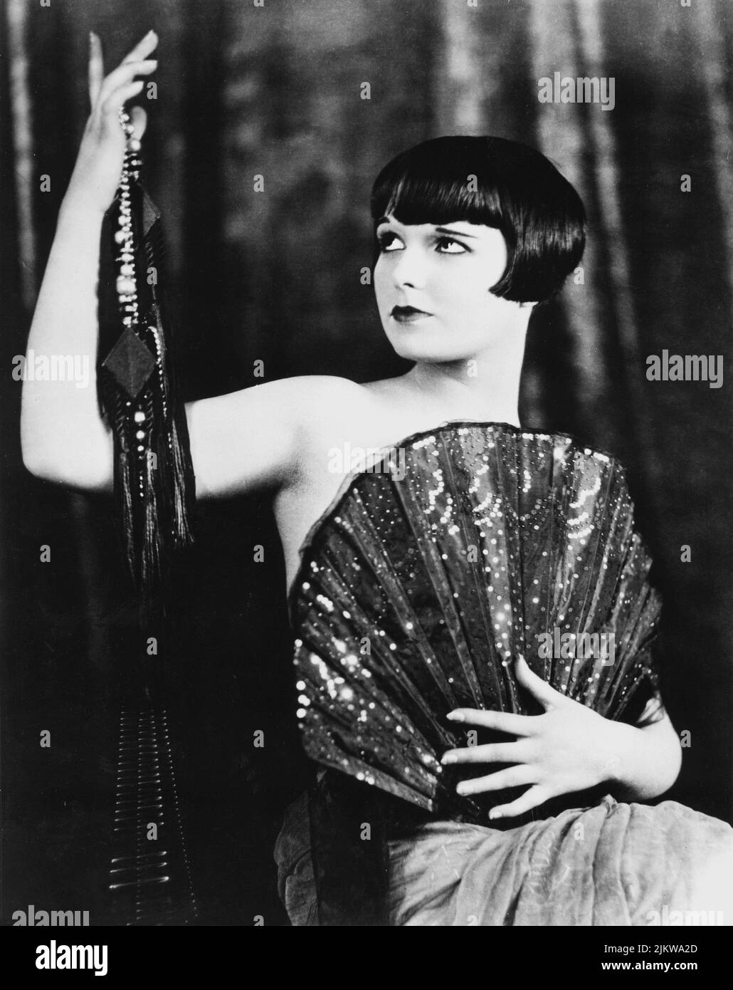 1929  : the american actress LOUISE BROOKS ( Wichita , KS 1906 - Rochester , NY 1985 ) in  LULU ( The Pandora Box - Il vaso di Pandora ) by G W  PABST  -  CINEMA MUTO - SILENT MOVIE - sex symbol - attrice cinematografica  - top-less - topless - fan - ventaglio  - sex-symbol ----  Archivio GBB Stock Photo