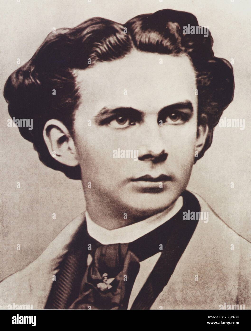 1865  , GERMANY  : The mad and suicide king of Bayern LUDWIG II of Wittelsbach ( 1845 - 1886 ) from 1864 to 1886 , friend of Opera music composer Richard Wagner . Photo by Joseph Albert   - RE - REALI - ROYALTY - nobili - nobiltà - BAVIERA - music - classical - musica classica - portrait - ritratto - collar - colletto  - GAY - homosexual - homosexuality - omosessuale - omosessualità - suicida - suicidio  - german nobility  - tie - cravatta - collar - colletto - fermacravatta - pin  ----  Archivio GBB Stock Photo