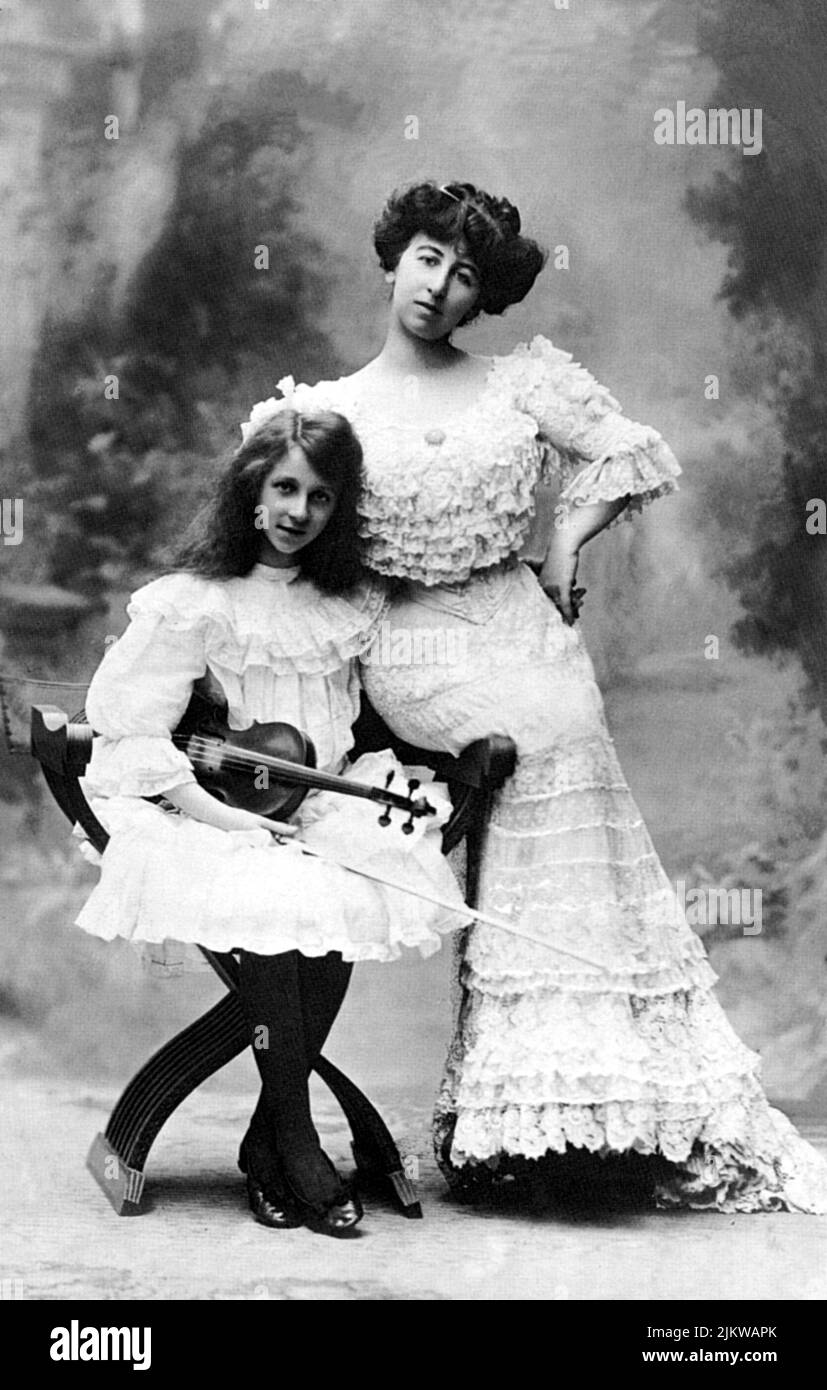 1898 ca.  : The italian woman writer ANNIE VIVANTI  ( London 1868 - Torino 1942 ) , lover of italian poet Giosuè Carducci , in this photo with her daughter VIVIEN , young violinist  - POETA - POETESSA - POETRY - POESIA  - SCRITTORE - SCRITTRICE - LETTERATURA - LITERATURE - pizzo - lace - white dress - abito vestito bianco - madre mamma e figlia - mother   ----  Archivio GBB Stock Photo