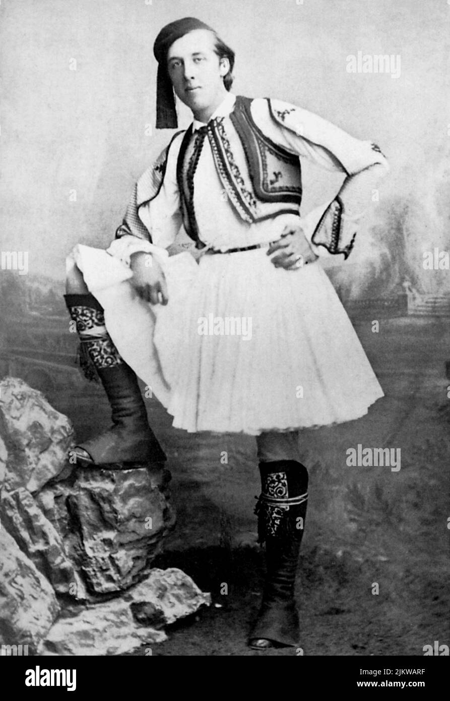 1877 , april , Athens , Greece   : The irish writer and dramatist OSCAR WILDE ( 1854 - 1900 ) dressed with Greek national costume during his trip to Greece with Mahaffy  - SCRITTORE - LETTERATURA - LITERATURE - POET - POETA - POESIA - DRAMMATURGO - playwriter - play-writer - TEATRO - THEATER - POETRY  - DANDY - GAY - HOMOSEXUALITY - HOMOSEXUAL - omosessuale - omosessualità  ----  Archivio GBB Stock Photo
