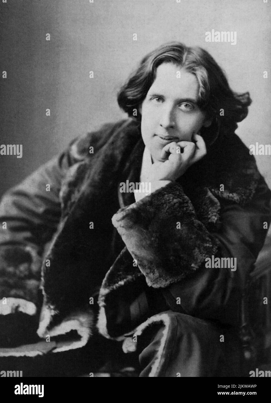 1882 , New York , USA   : The irish writer and dramatist OSCAR WILDE ( 1854 - 1900 ) , photo by Napoleon Sarony  - SCRITTORE - LETTERATURA - LITERATURE - POET - POETA - POESIA - DRAMMATURGO - playwriter - play-writer - TEATRO - THEATER - POETRY  - DANDY - GAY - HOMOSEXUALITY - HOMOSEXUAL - omosessuale - omosessualità  - fur - pelliccia ----  Archivio GBB Stock Photo