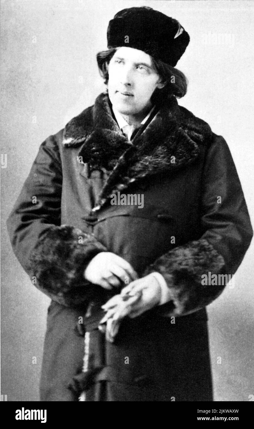 1882 , New York , USA   : The irish writer and dramatist OSCAR WILDE ( 1854 - 1900 ) , photo by Napoleon Sarony  - SCRITTORE - LETTERATURA - LITERATURE - POET - POETA - POESIA - DRAMMATURGO - playwriter - play-writer - TEATRO - THEATER - POETRY  - DANDY - GAY - HOMOSEXUALITY - HOMOSEXUAL - omosessuale - omosessualità  - fur - pelliccia - cappello - hat ----  Archivio GBB Stock Photo